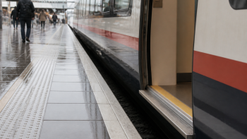 רציף רכבת עם מרווח מסוכן בין הרציף לקרון ורצפה רטובה - נפילה ברכבת ישראל