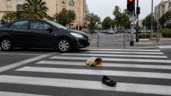 מעבר חציה עירוני עם רכב שעצר בפתאומיות ותיק קניות על הפסים — הולך רגל נפגע במעבר חציה פיצוי