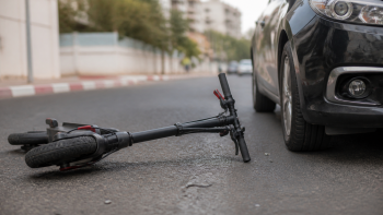קורקינט חשמלי מוטל על הכביש לאחר תאונה עם רכב - מי משלם על הנזק